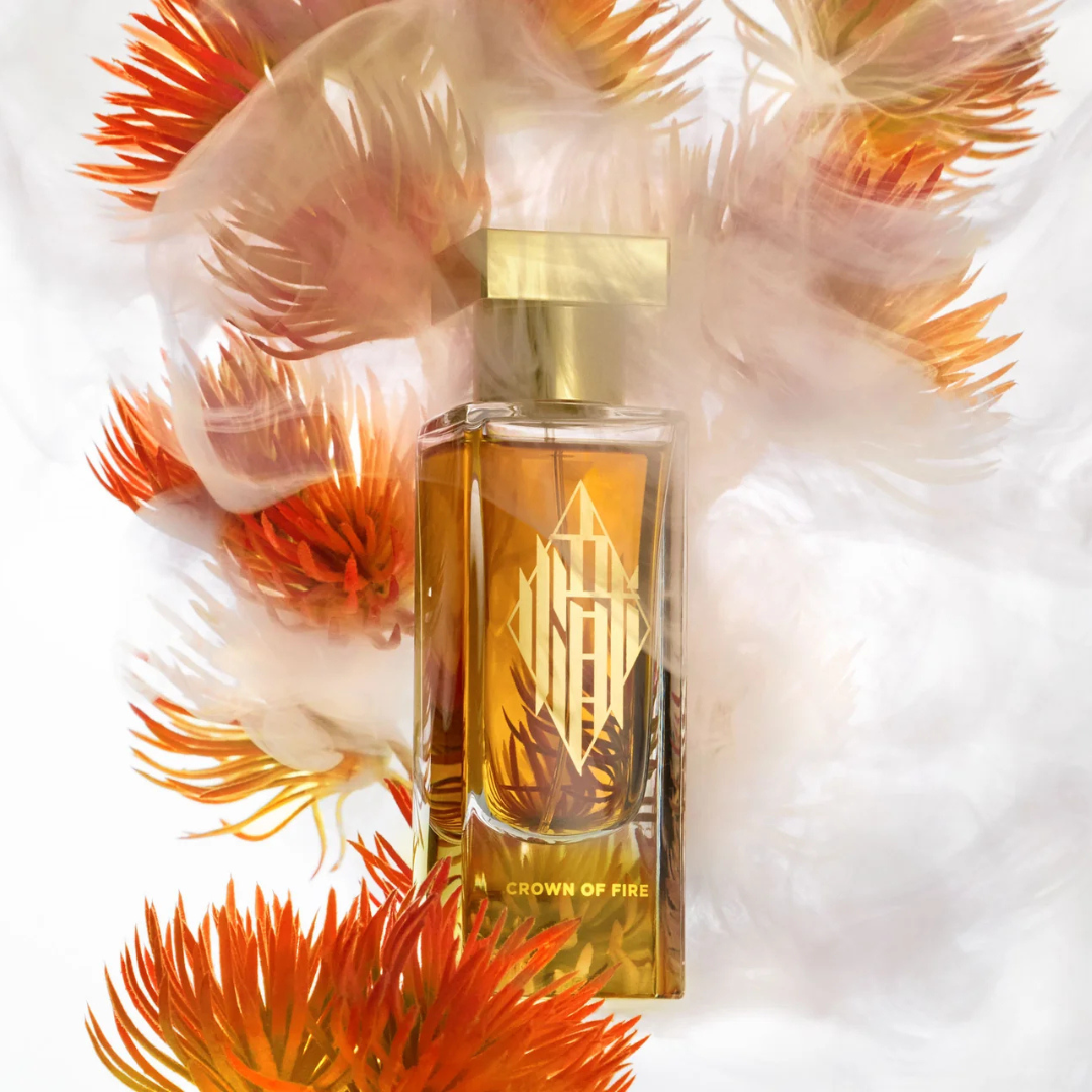 Azman Perfumes Crown of Fire Extrait de Parfum, künstlerische Duftinszenierung mit warmen Blütenelementen und goldenen Akzenten, erhältlich bei scent amor.
