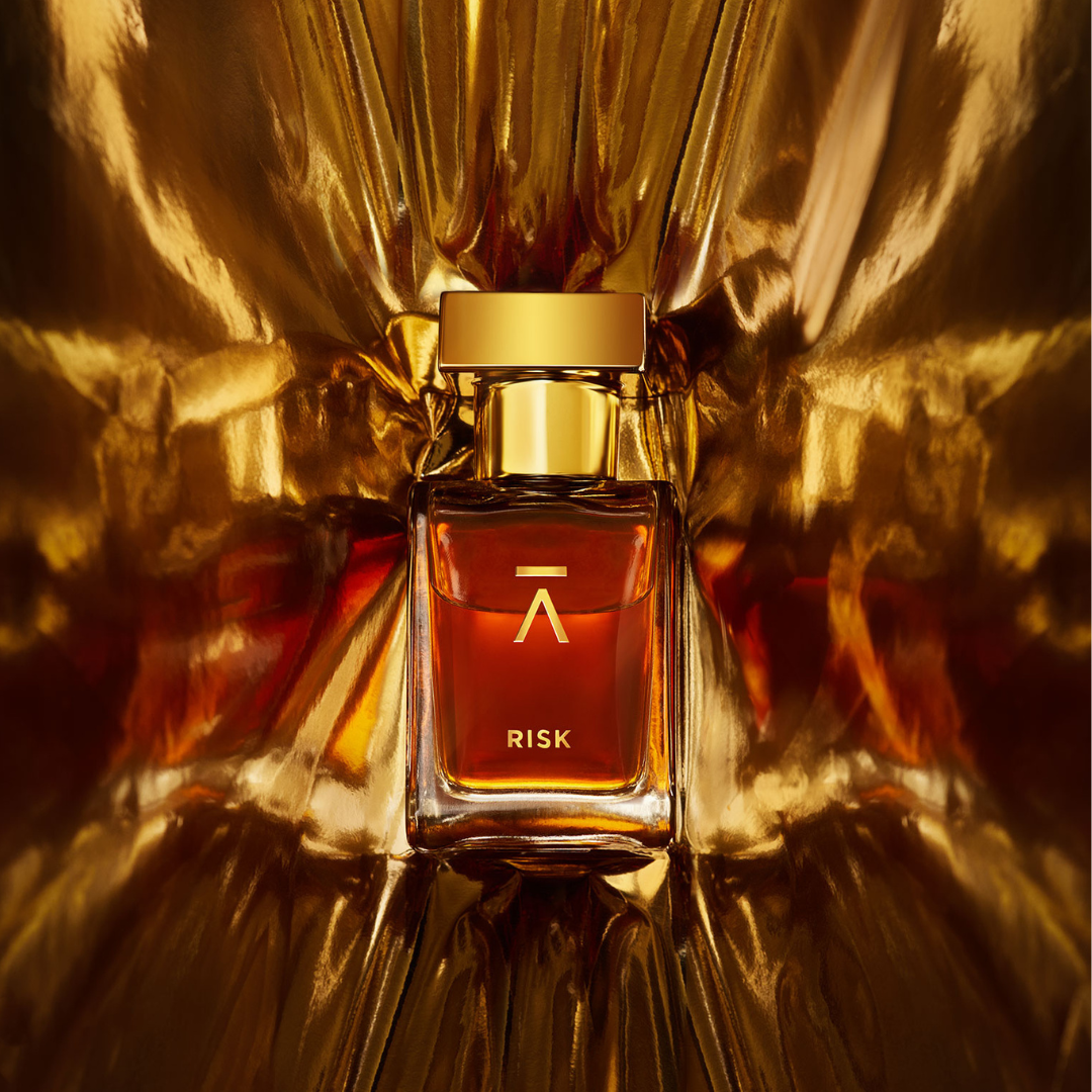 AZMAN PERFUMES – RISK DELUXE BOTTLE mit Goldstoff im Hintergrund scentamor