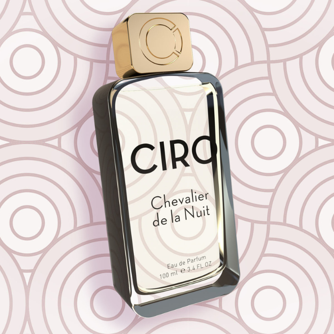 Ciro Chevalier de la Nuit Eau de Parfum, Detailaufnahme des Duftflakons mit goldener Kappe und minimalistischem Design, hochwertig und elegant, erhältlich bei scent amor.