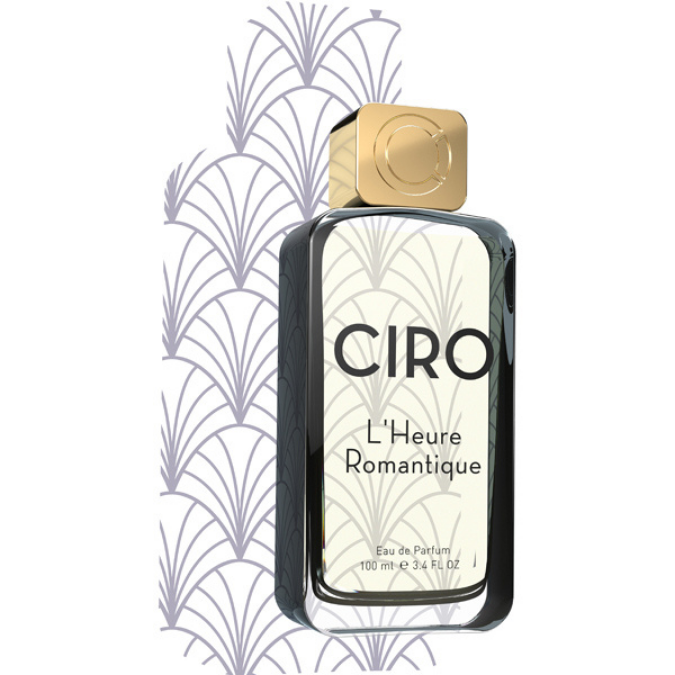 Ciro L’Heure Romantique Eau de Parfum, eleganter Duftflakon mit goldener Verschlusskappe vor stilisiertem Musterhintergrund, modern und hochwertig, erhältlich bei scent amor.