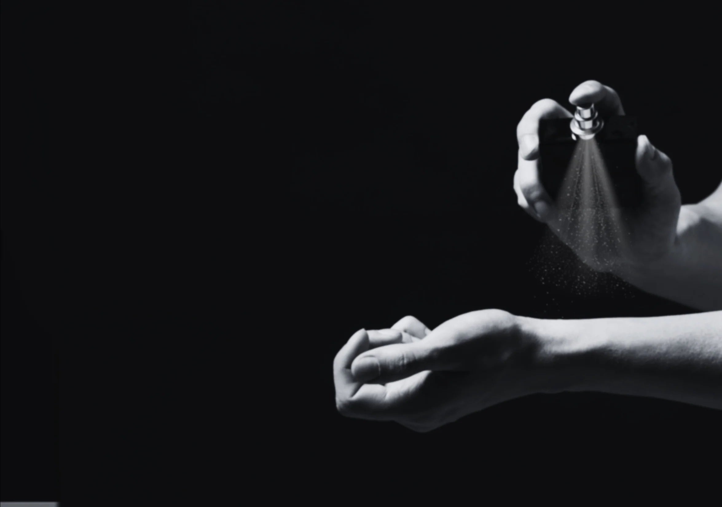 Mood Image Hand sprüht einen Nischenduft auf ein Handgelenk