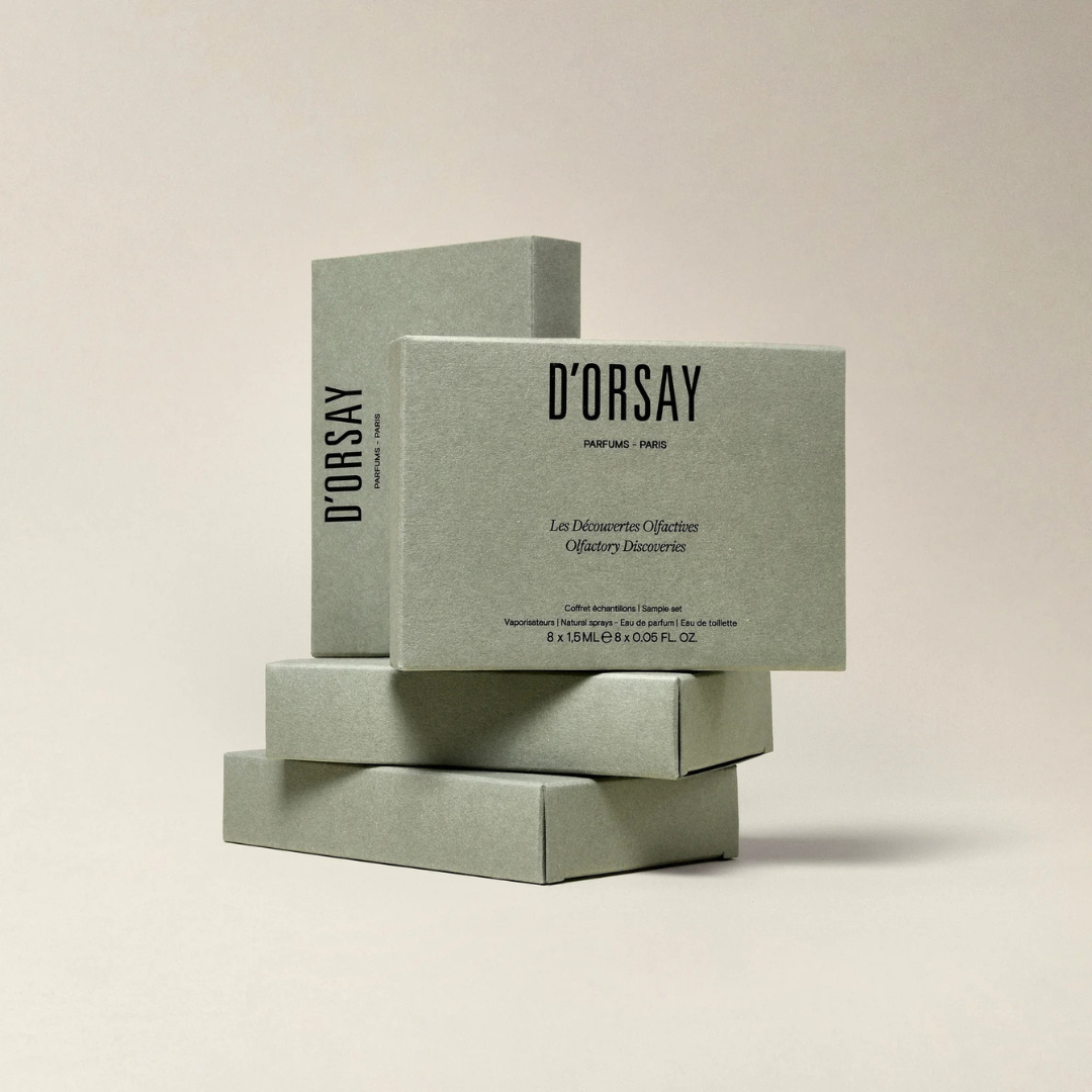 D’Orsay Les Découvertes Olfactives Discovery Set, elegante graue Box gestapelt mit minimalistischem Design und Markenlogo, erhältlich bei scent amor.
