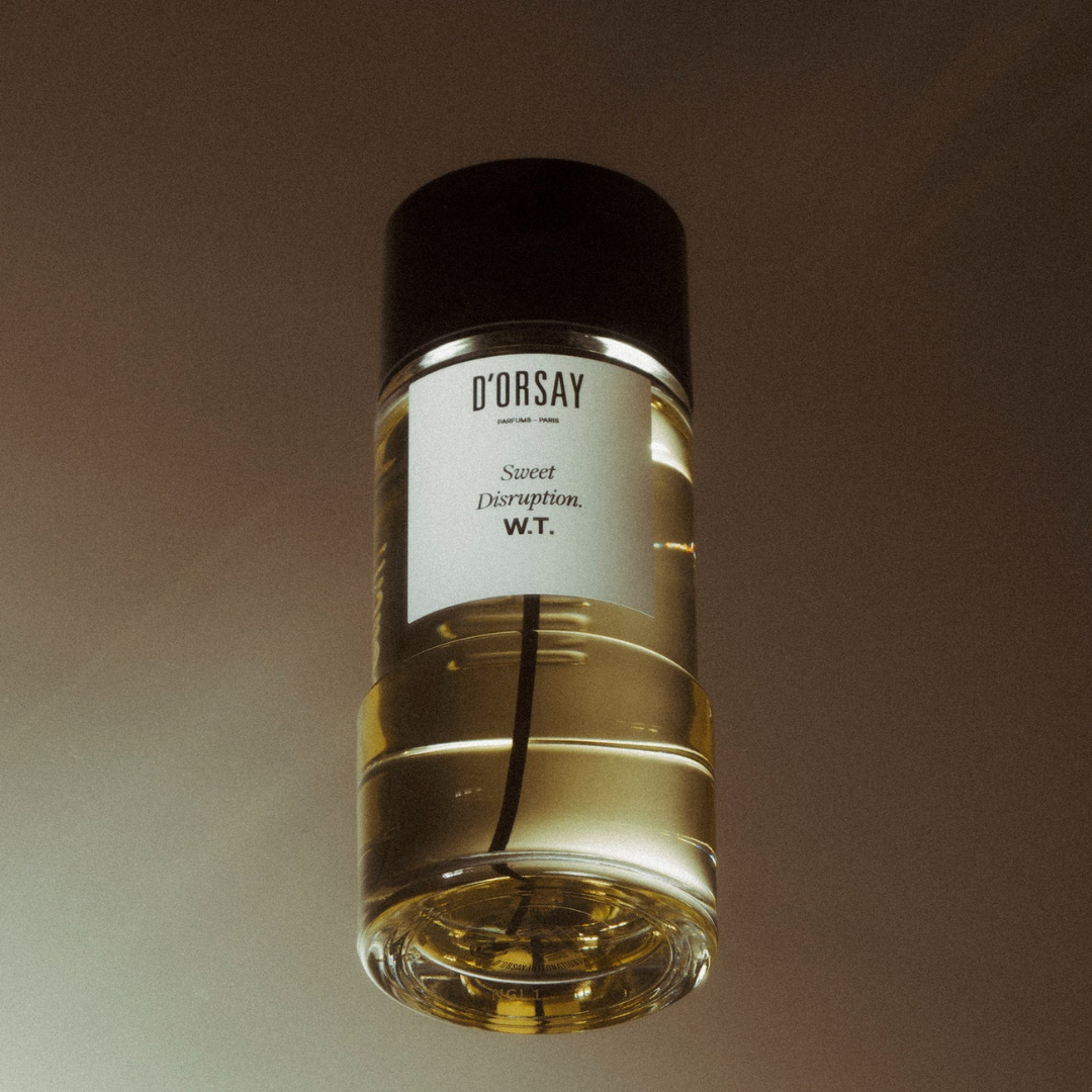 scent amor zeigt D’Orsay Sweet Disruption W.T., Eau de Parfum, warmer und sinnlicher Nischenduft, der im stimmungsvollen Licht schwebend inszeniert wird und eine süß-würzige Duftstimmung vermittelt, erhältlich bei scent amor.