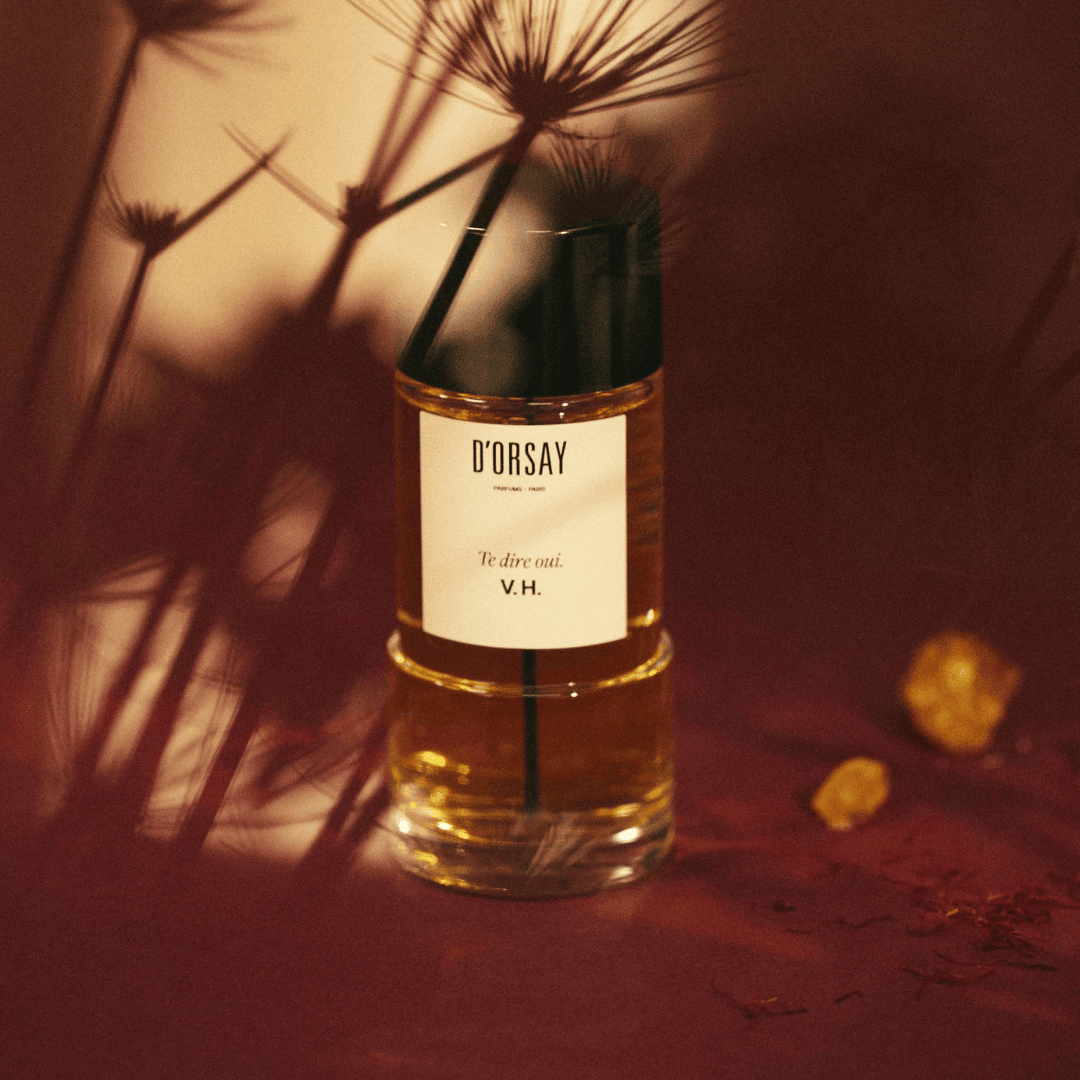 Freigestelltes Duftbild von Te dire oui. V.H. Eau de Parfum von D’Orsay, warme, sinnliche Komposition mit poetischer Ausstrahlung, erhältlich bei scent amor.