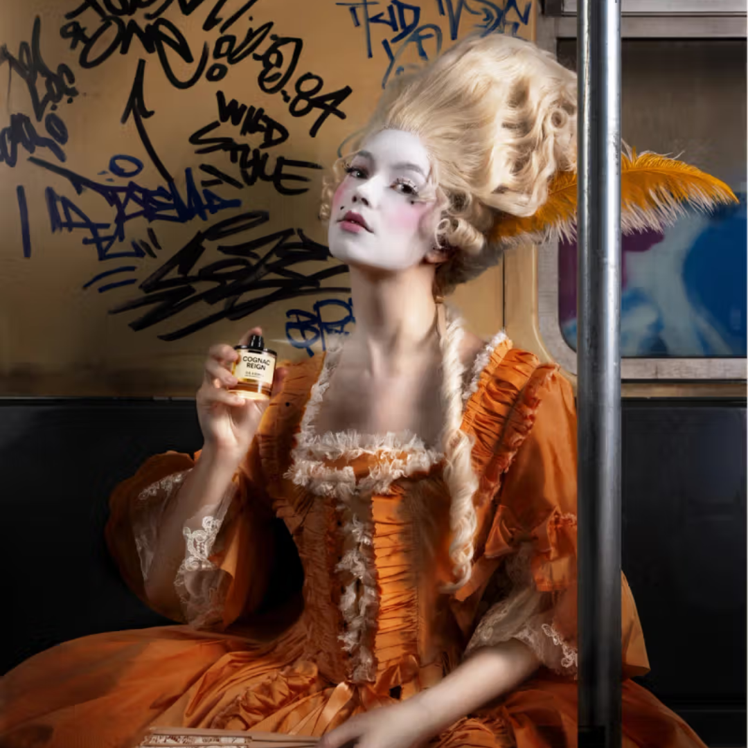 D.S. & Durga Cognac Reign Eau de Parfum – viktorianische Frau hält den Flakon in Bahn, kunstvolles Moodbild mit historischer Eleganz bei scent amor