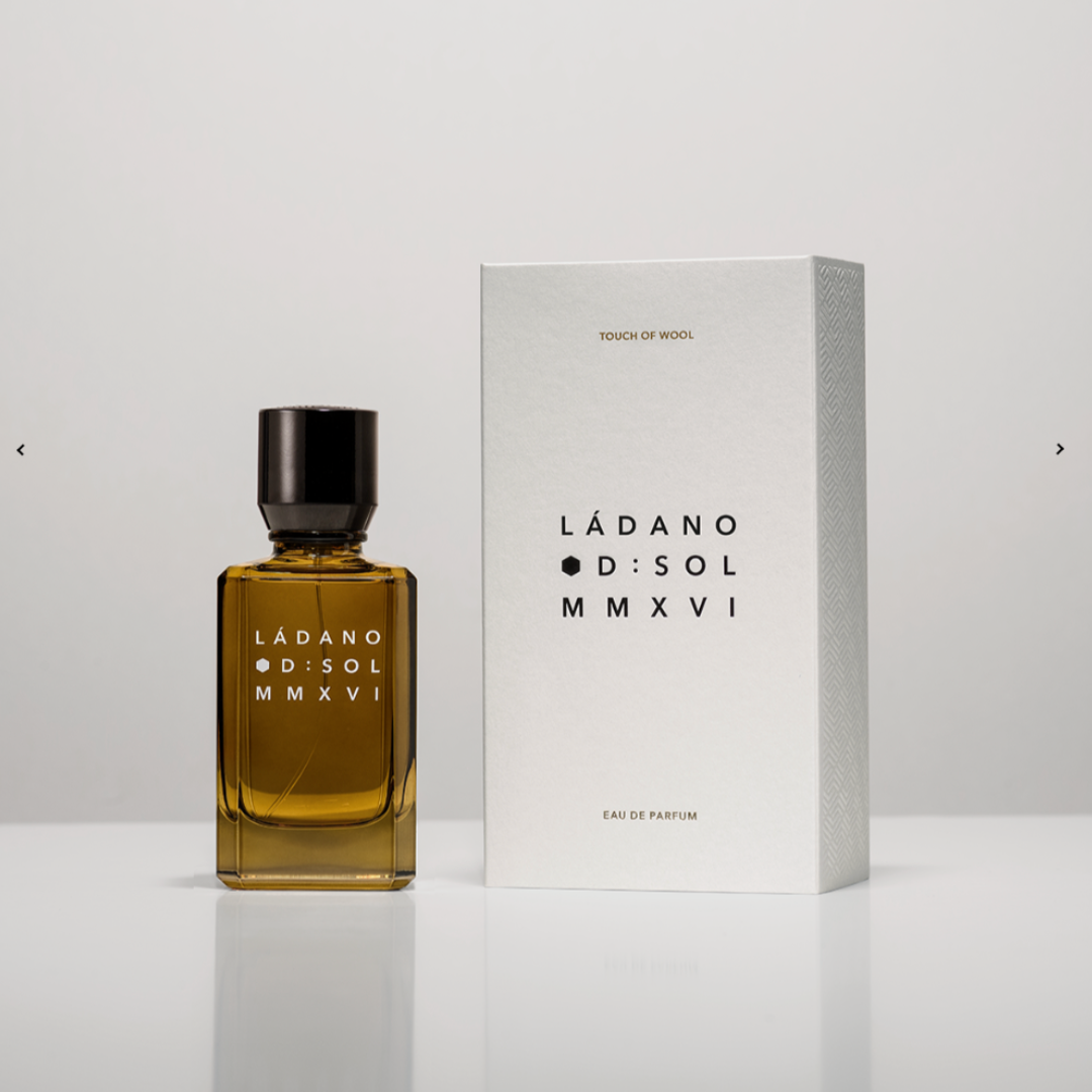 D:SOL MMXVI Ládano Eau de Parfum, Flakon neben weißer Verpackung mit minimalistischer Typografie, elegante Produktpräsentation, erhältlich bei scent amor.