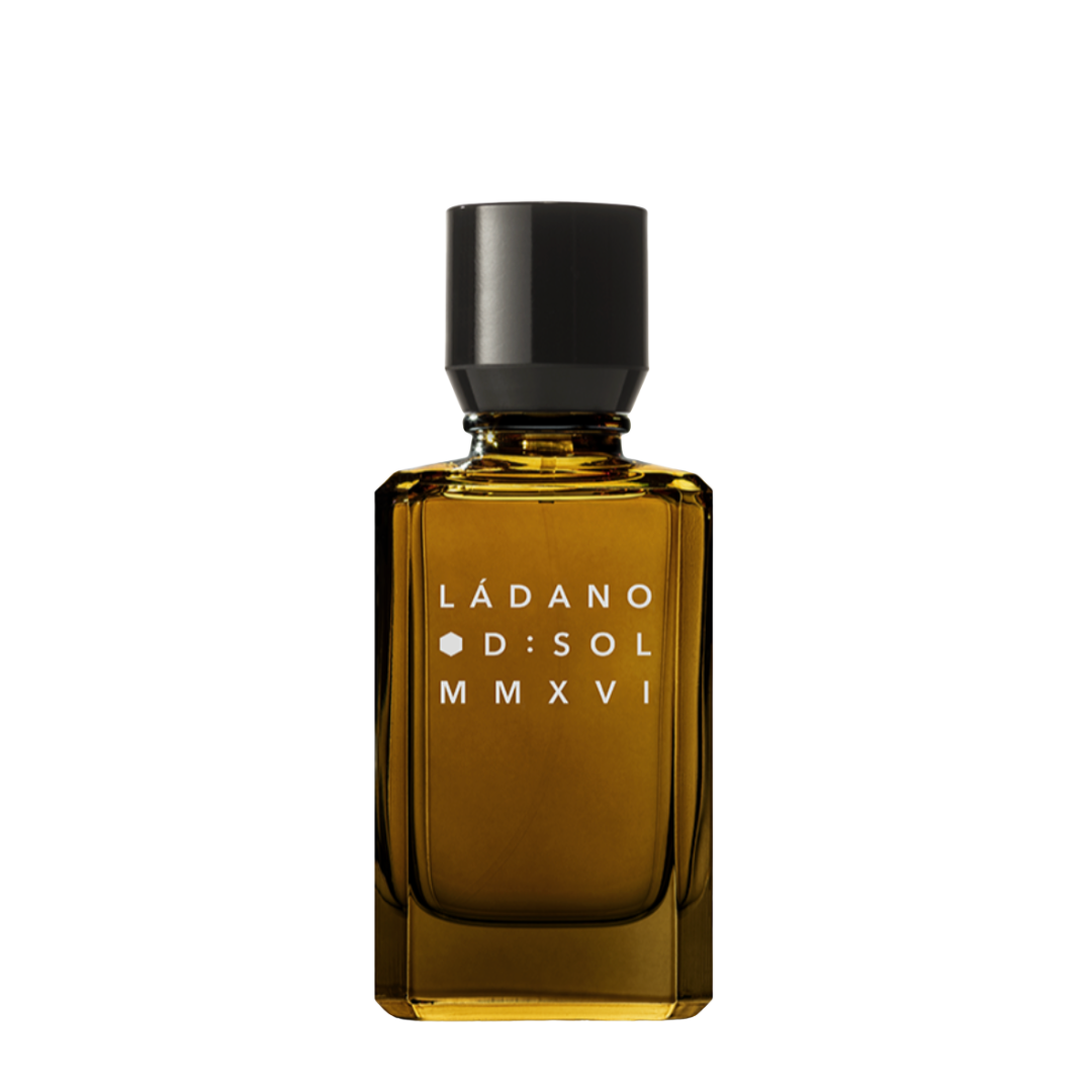 D:SOL MMXVI Ládano Eau de Parfum, freigestellter bernsteinfarbener Flakon mit schwarzem Verschluss, warm-harziger Unisexduft, erhältlich bei scent amor.
