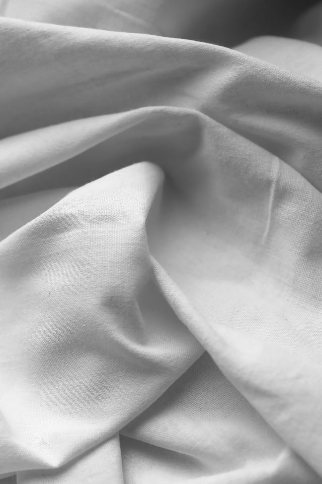 Ein weißes, frisch gewachenes Stück Stoff was die Parfum Duftfamilie "frisch" wiederspiegelt.