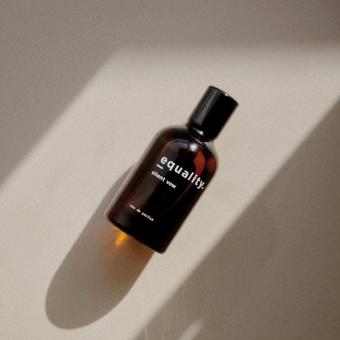 equality. silent vow Eau de Parfum, ästhetisch inszenierter Flakon im Lichtspiel mit ruhiger, moderner Anmutung, erhältlich bei scent amor.