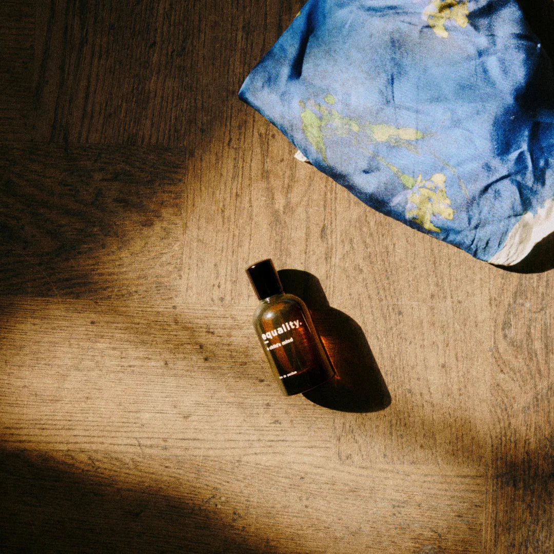 equality. - a child's mind - Eau de Parfum auf Holzboden mit Stoff