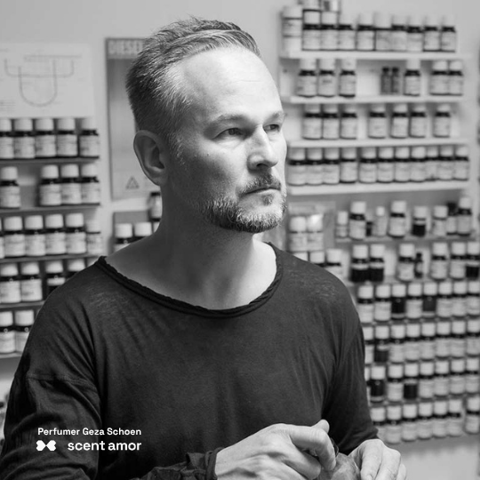 Geza Schoen Parfümeur, schwarz weiß Portrait des kreativen Kopfes hinter Escentric Molecules, erhältlich bei scent amor.