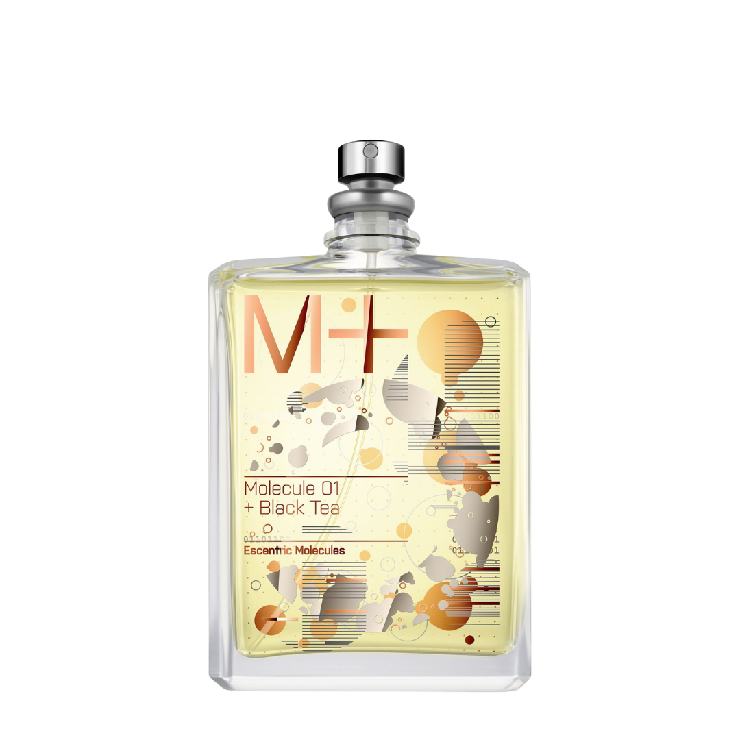 Escentric Molecules Molecule 01 + Black Tea Eau de Toilette, transparenter Flakon mit grafischem Print und warmem Duftton, modern und reduziert gestaltet, erhältlich bei scent amor.