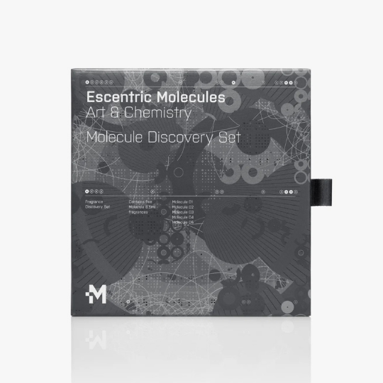 Escentric Molecules Molecule Discovery Set Eau de Toilette Verpackung, graue Box mit grafischem Muster im reduzierten Stil, erhältlich bei scent amor.