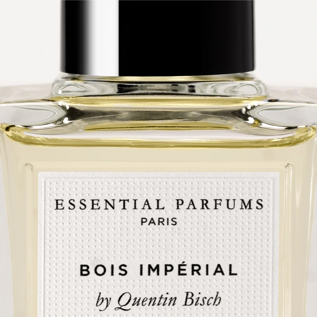 Essential Parfums Bois Impérial Eau de Parfum by Quentin Bisch – Detailaufnahme des Labels am Flakon, kunstvolle Veredelung bei scent amor