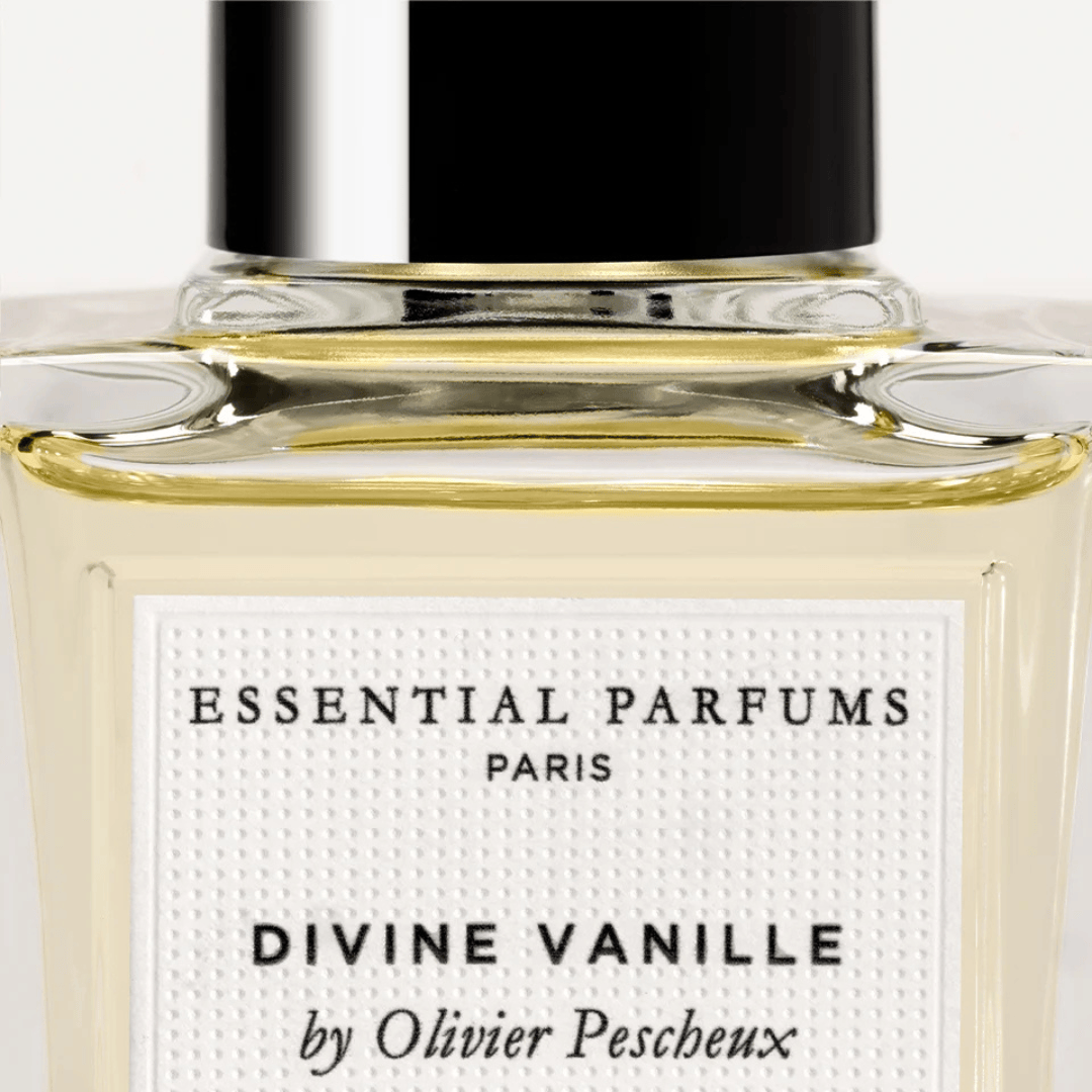 Essential Parfums Divine Vanille Eau de Parfum by Olivier Pescheux – Detailaufnahme des Labels am Flakon, stilvolle Veredelung bei scent amor