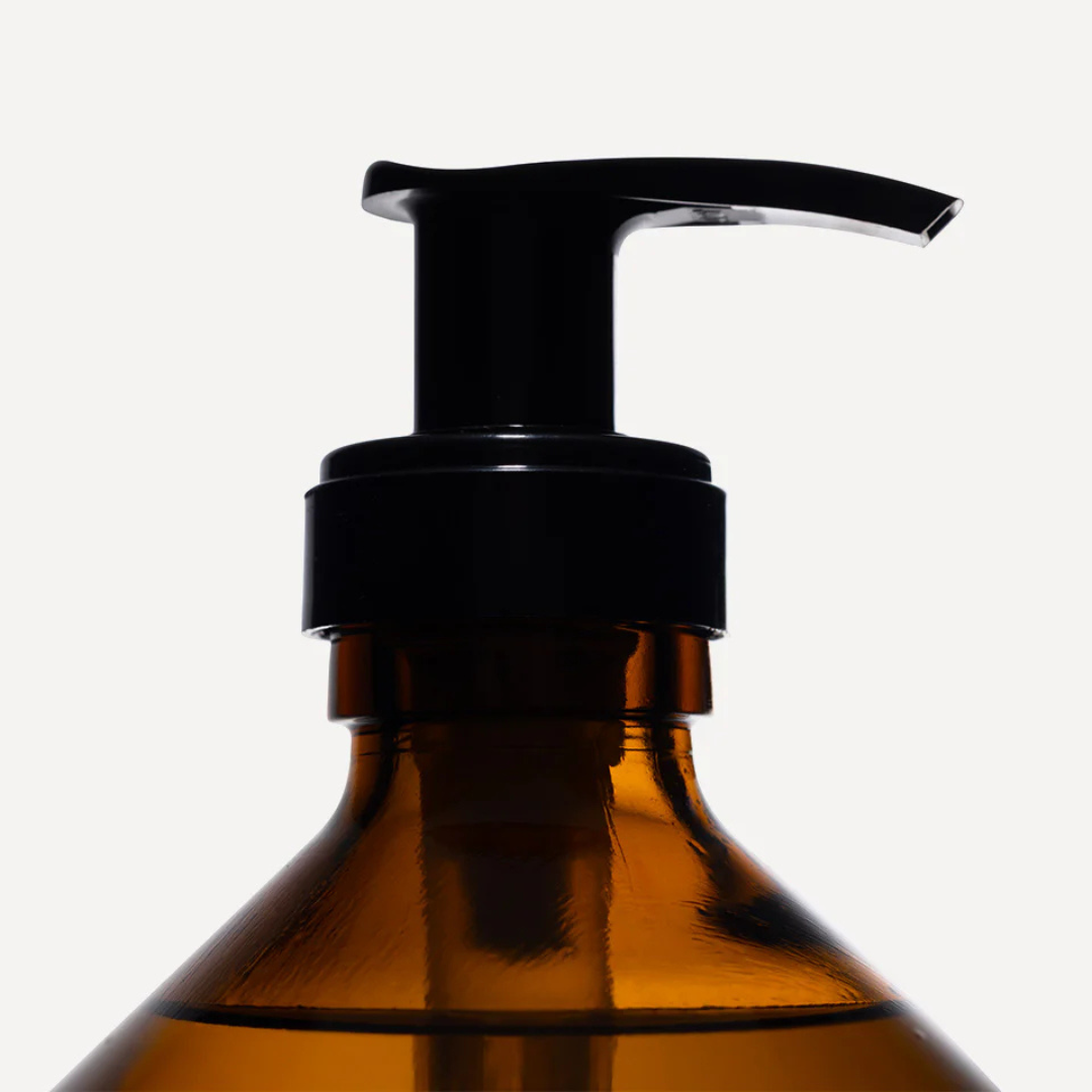 Essential Parfums Liquid Hand & Body Soap, Nahaufnahme der schwarzen Pumpvorrichtung auf brauner Flasche, hochwertige Detailansicht des Designs, erhältlich bei scent amor.