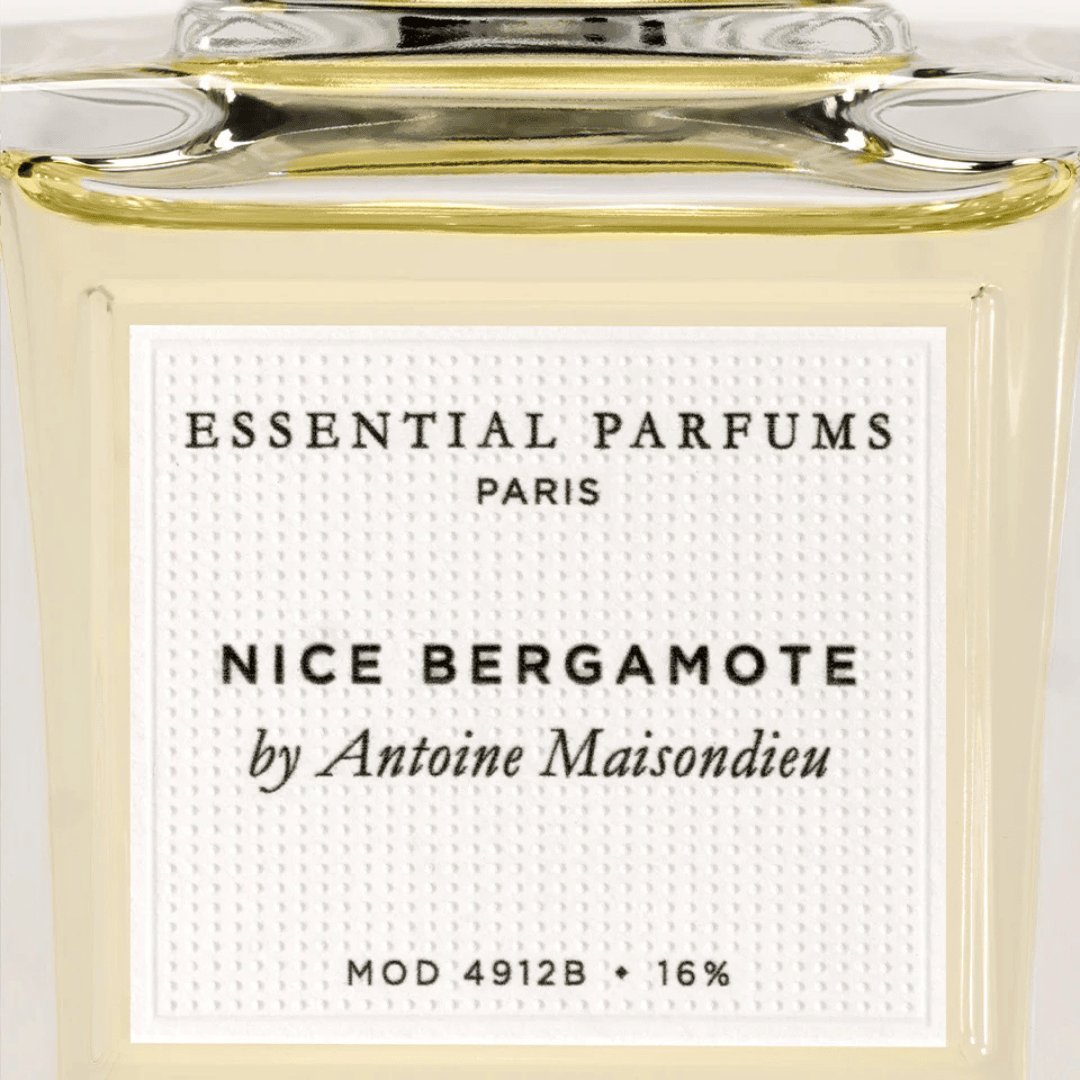 Essential Parfums Nice Bergamotte Eau de Parfum by Antoine Maisondieu – Detailaufnahme des Labels am Flakon, stilvolle Veredelung bei scent amor