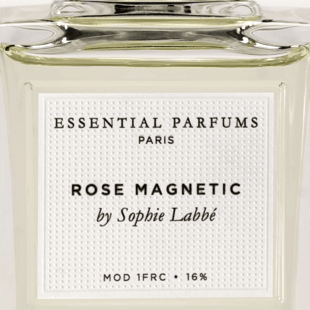 Essential Parfums Rose Magnetic Eau de Parfum by Sophie Labbé – Detailaufnahme des Labels am Flakon, elegante Veredelung bei scent amor