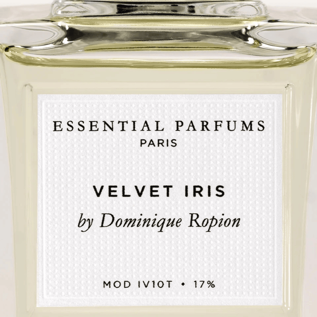 Essential Parfums Velvet Iris Eau de Parfum by Dominique Ropion – Detailaufnahme des Labels am Flakon, stilvolle Veredelung bei scent amor