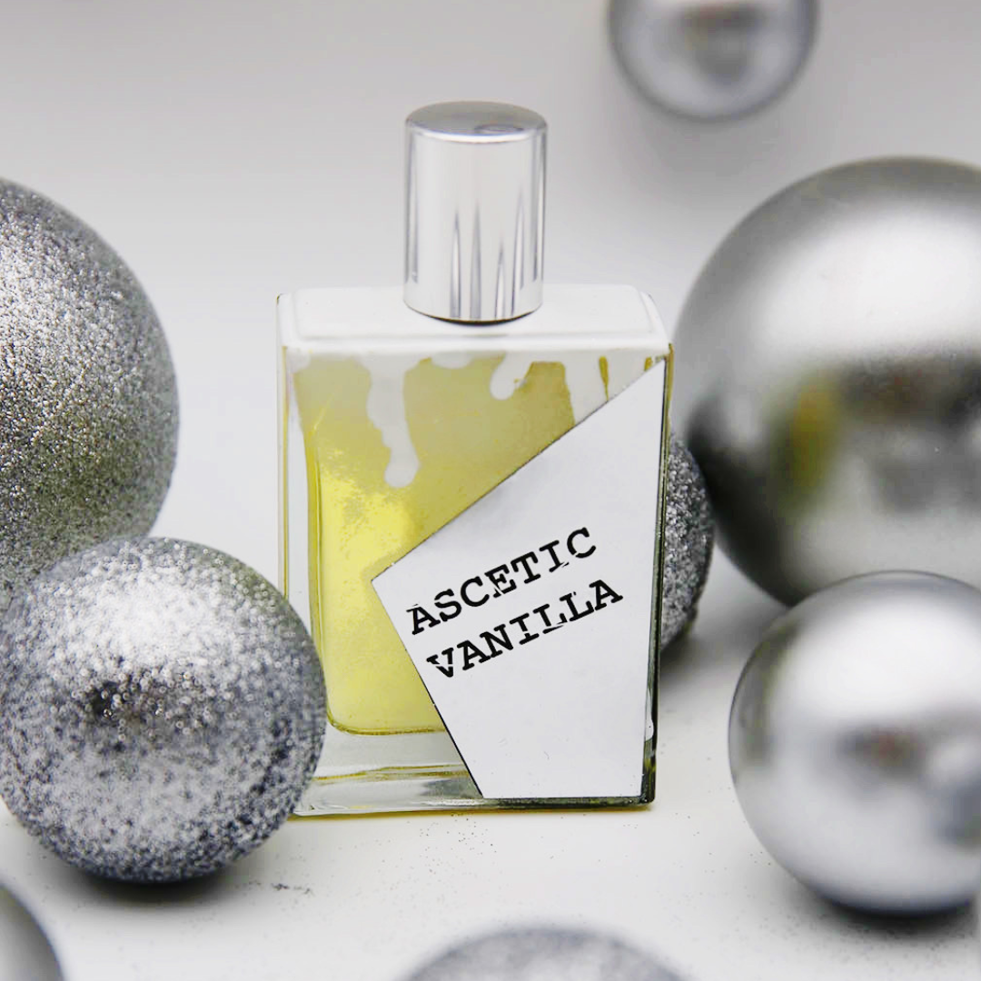 flakon von dem extrait de parfum ascetic vanilla von filippo sorcinelli zwischen silbernen kugeln