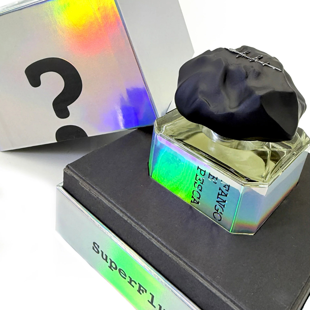 Filippo Sorcinelli Fango e Pesca Extrait de Parfum in geöffneter Box Detailaufnahme des kunstvoll gestalteten Flakons erhältlich bei scent amor