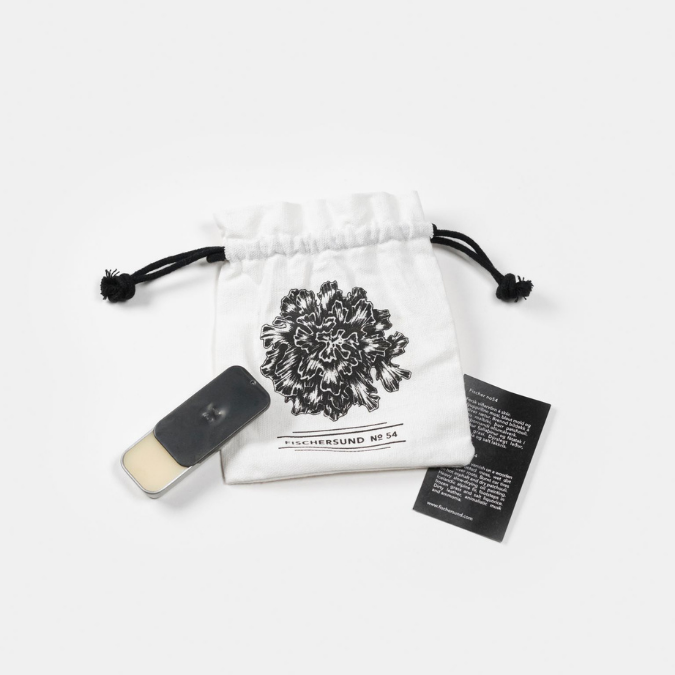 Fischersund No. 54 Solid Perfume, kompakter Duftflakon mit Stoffbeutel und Karte präsentiert, ruhig und authentisch dargestellt, erhältlich bei scent amor.