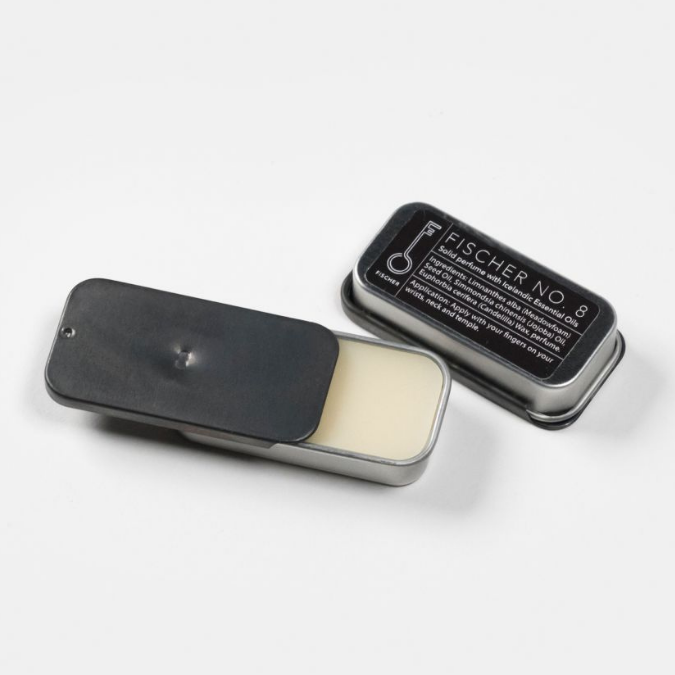 Fischersund No. 8 Solid Perfume, kompakter Duftflakon geöffnet mit sichtbarer Textur und Verpackung, funktional und schlicht dargestellt, erhältlich bei scent amor.