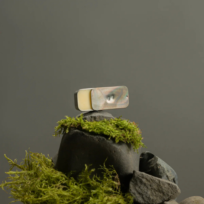 Fischersund X 66°Norður ÚTILYKT Solid Perfume, kompakter Duftflakon auf Stein mit Moos arrangiert, natürliche und ruhige Komposition, erhältlich bei scent amor.