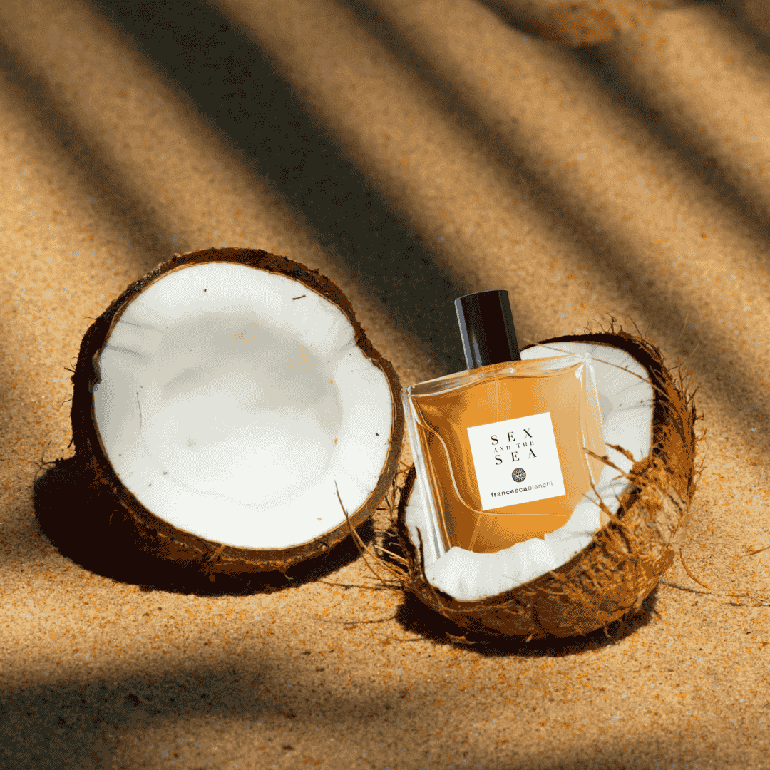 Flakon von Francesca Bianchi Sex and the Sea Extrait de Parfum in einer Kokosnuss, erlebe ihn bei scent amor