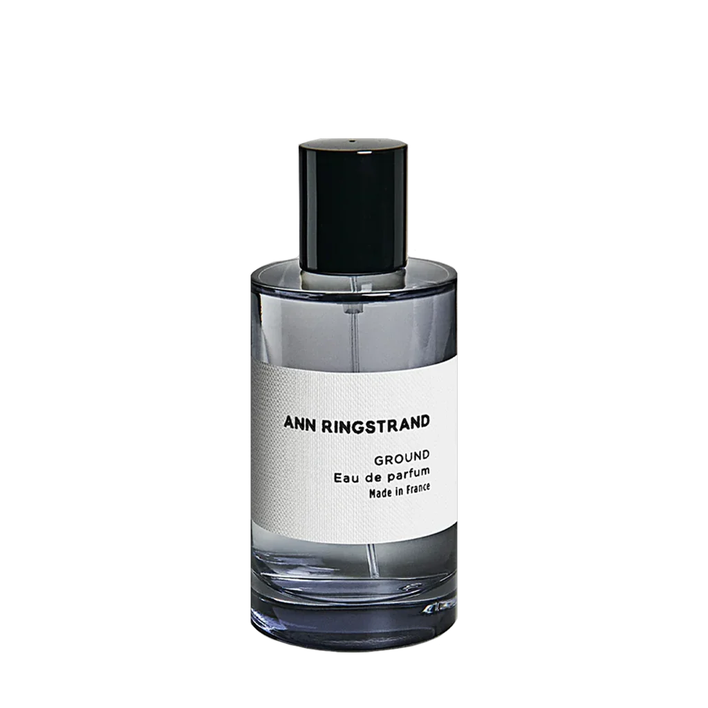 Eau de Parfum Flasche mit schwarzem Deckel und weißem Etikett. Produktname: Ground. Hersteller: Ann Ringstrand.
