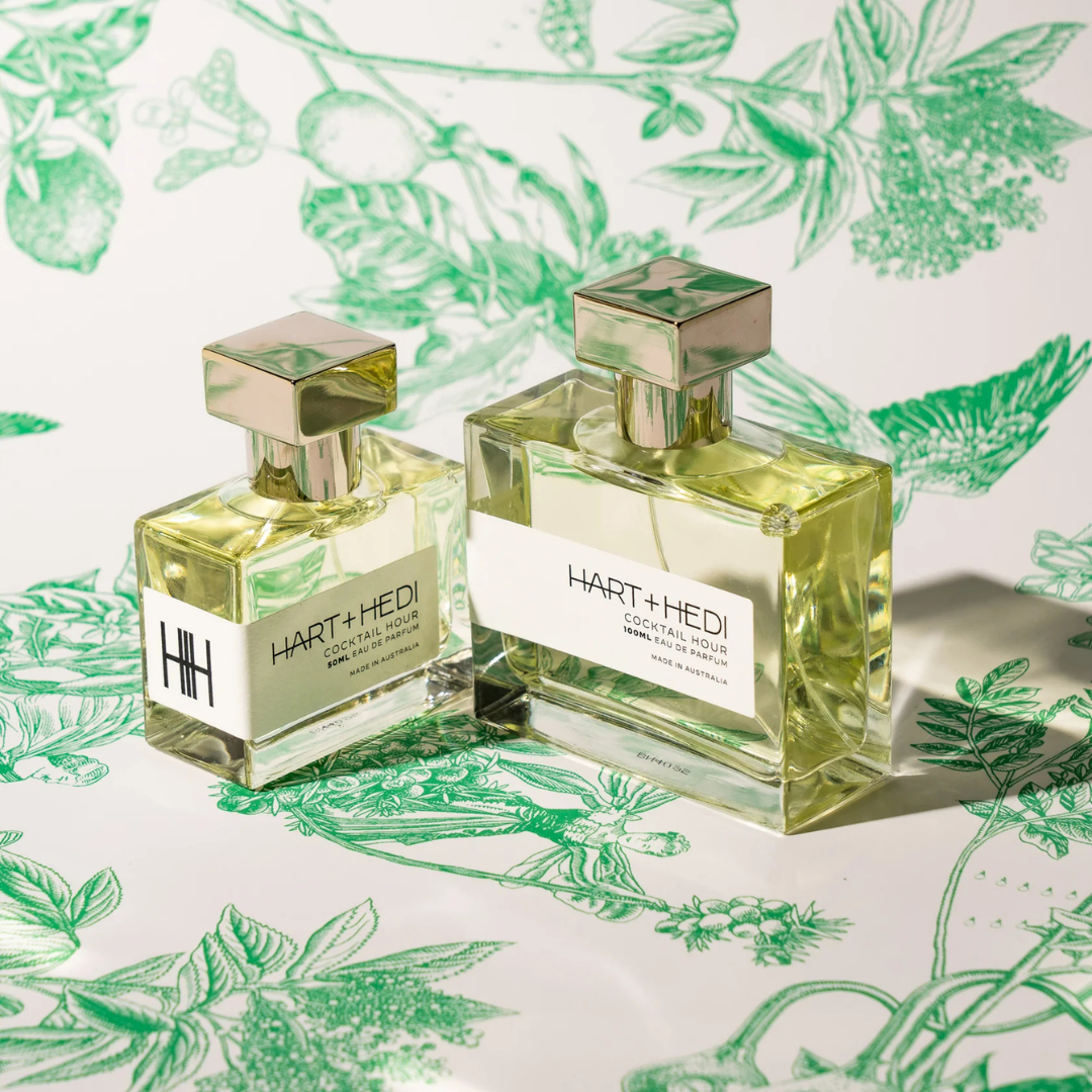 Hart + Hedi Cocktail Hour Eau de Parfum – Flakons vor grünem Hintergrund, inspiriert von Frische und lebendigem Genuss bei scent amor