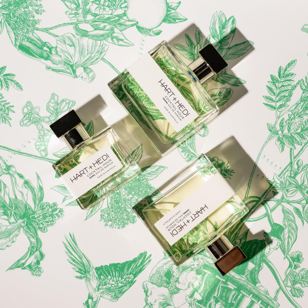 Hart + Hedi Cocktail Hour Eau de Parfum – liegende Flakons vor grünem Hintergrund, inspiriert von Frische und lebendigem Genuss bei scent amor
