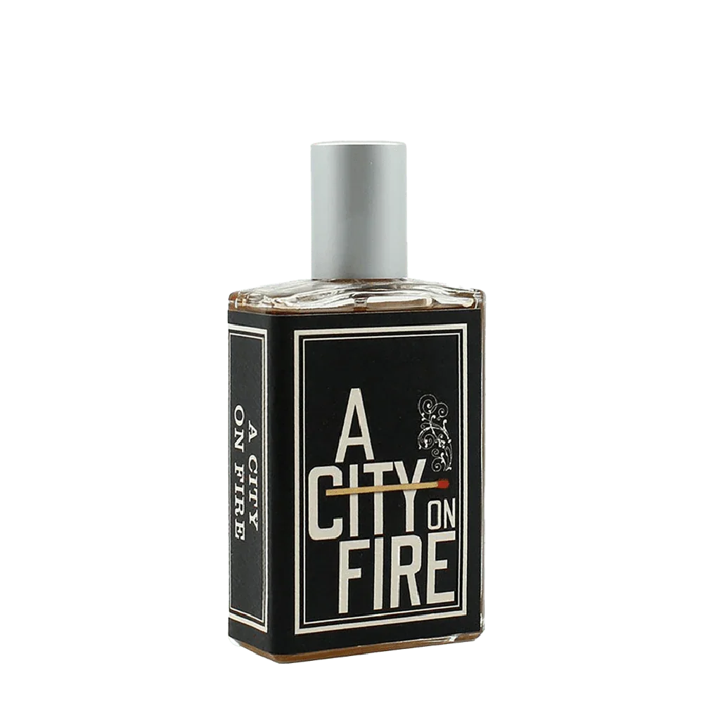 Freigestellter Flakon von Imaginary Authors A CITY ON FIRE Eau de Parfum – rauchiger Unisexduft mit Noten von Kardamom, Rauch und brennendem Holz bei scent amor entdecken