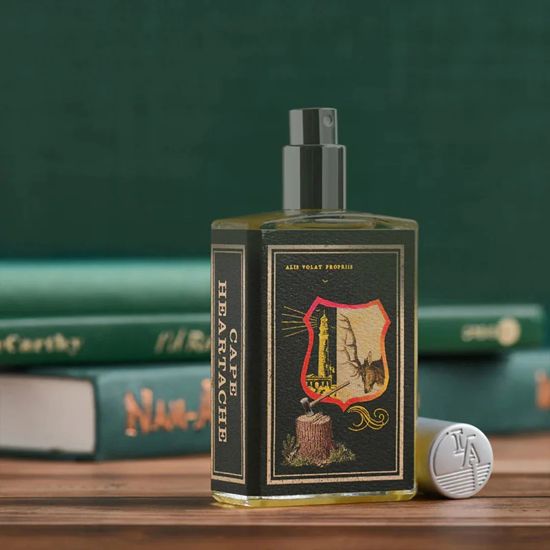 Geöffneter Flakon von Imaginary Authors CAPE HEARTACHE Eau de Parfum – nostalgischer Nischenduft mit Waldnoten und fruchtiger Süße bei scent amor