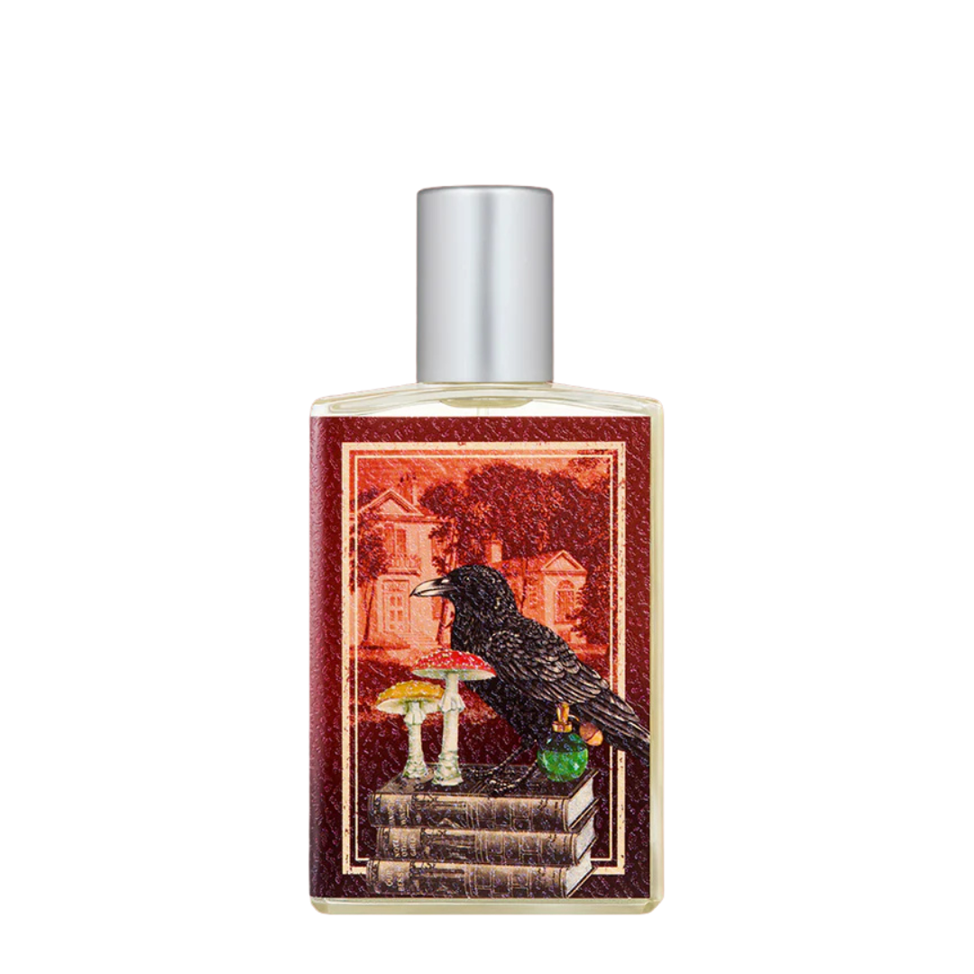 Imaginary Authors The Abandoned Mansion Eau de Parfum, kunstvoll gestalteter Flakon mit Rabenmotiv und warmen Rotnuancen, geheimnisvoll und charakterstark, erhältlich bei scent amor.