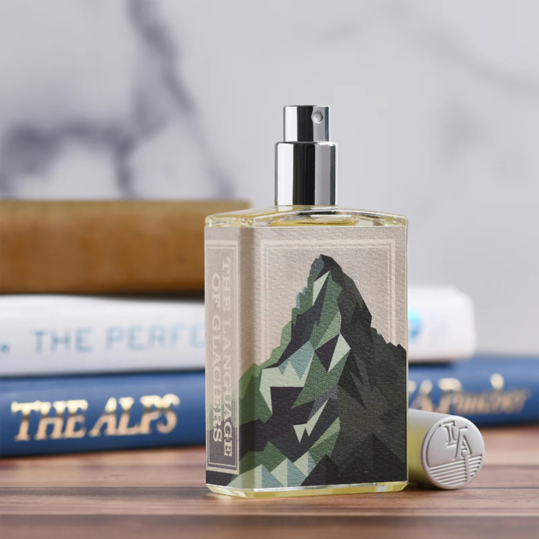 THE LANGUAGE OF GLACIERS Eau de Parfum neben Buch – literarisch inspirierter Nischenduft bei scent amor