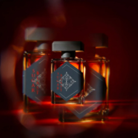 Initio Parfums Privés Sugar Blast Eau de Parfum, mehrere Flakons in roter Lichtinszenierung als stilvolle Komposition, luxuriöse Duftwelt, erhältlich bei scent amor.