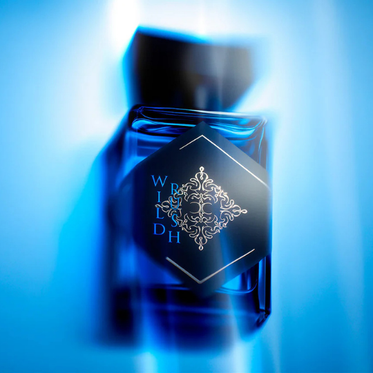 Initio Parfums Privés Wild Rush Eau de Parfum, künstlerischer Close-up des Flakons mit blauem Licht und weichen Reflexionen, luxuriöser Duftcharakter, erhältlich bei scent amor.
