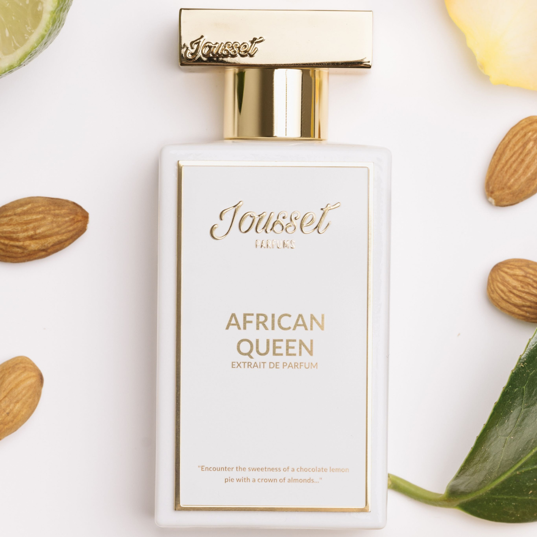 Jousset Parfums African Queen Extrait de Parfum – Flakon kunstvoll neben ausgewählten Ingredienzien inszeniert, Symbol für Duftvielfalt bei scent amor
