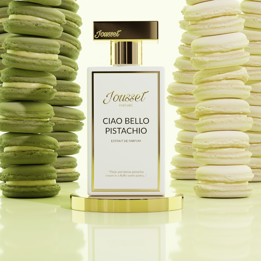 Jousset Parfums Cio Bello Pistachio Eau de Parfum – Flakon neben Pistazien-Macarons, köstliches Zusammenspiel von Duft und Delikatesse bei scent amor