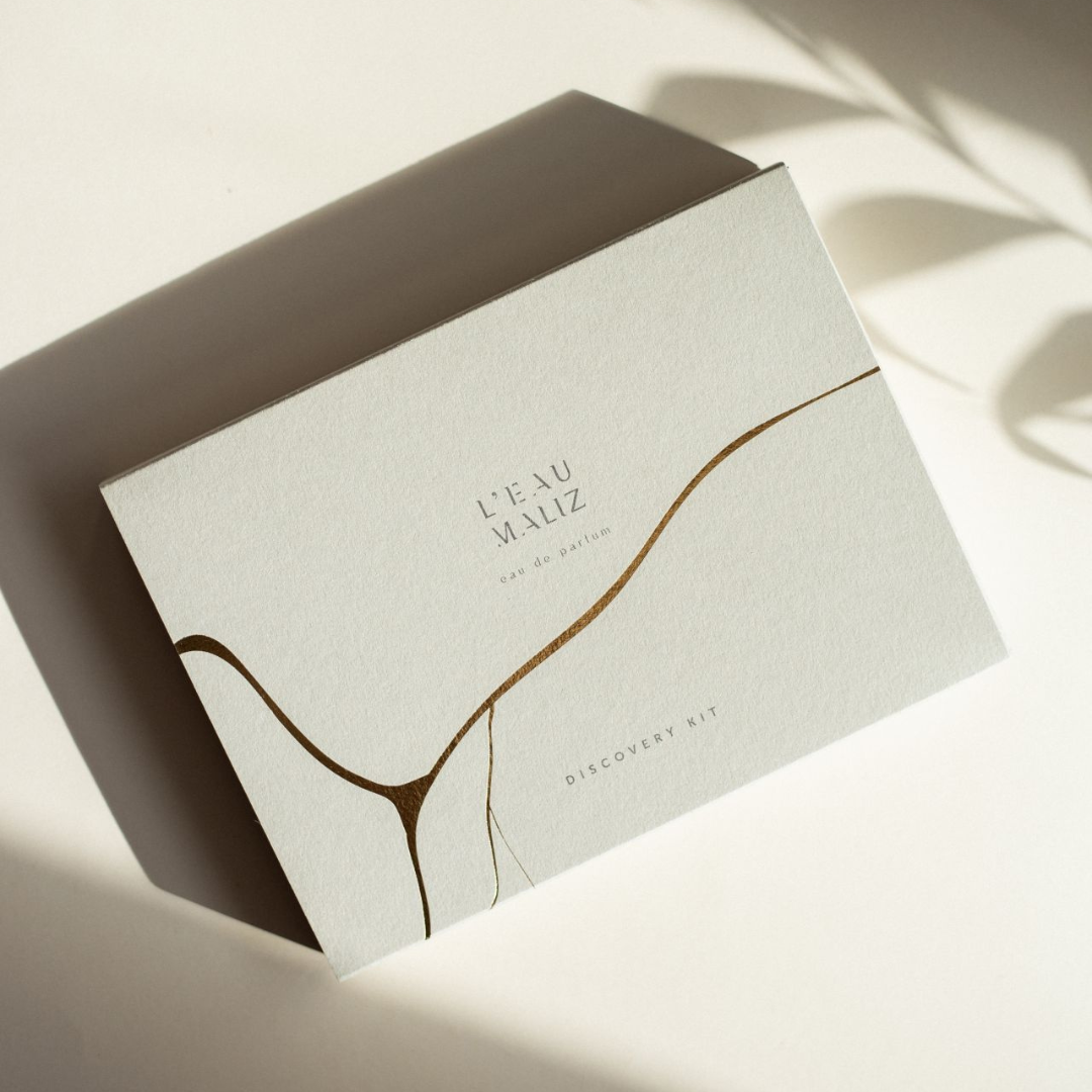 Verpackung des L’Eau Maliz Discovery Kit Eau de Parfum mit feinem Golddetail, puristisch und hochwertig, erhältlich bei scent amor.