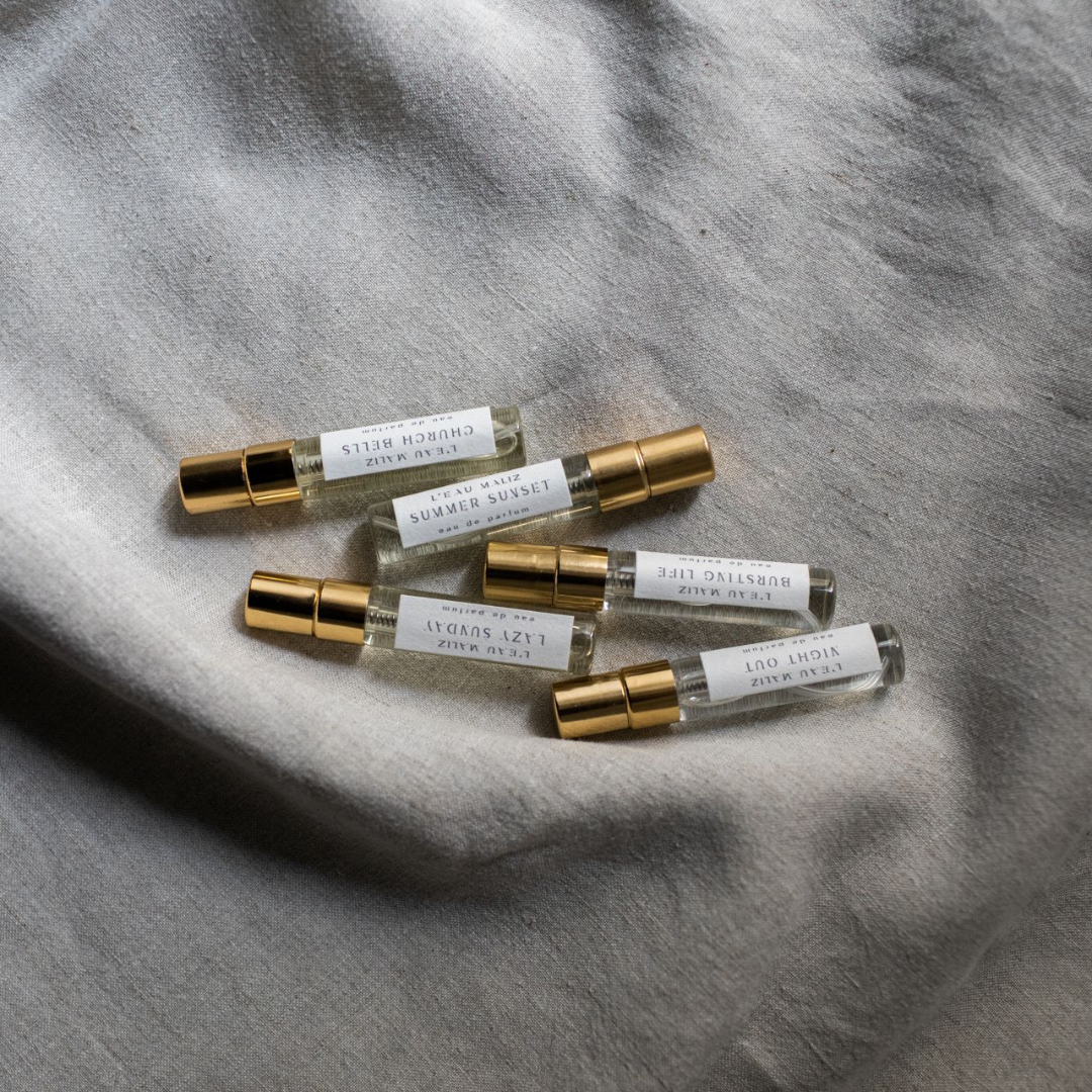 L’Eau Maliz Discovery Kit Eau de Parfum als stilvolles Flatlay mit einzelnen Duftproben, ruhig und elegant, erhältlich bei scent amor.