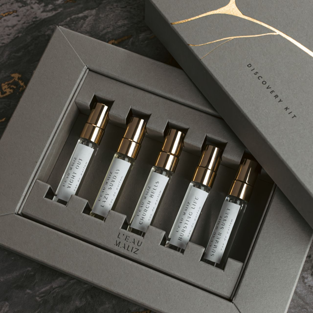 L’Eau Maliz Discovery Kit Eau de Parfum mit fünf Parfum-Vials in hochwertiger Präsentation, erhältlich bei scent amor.