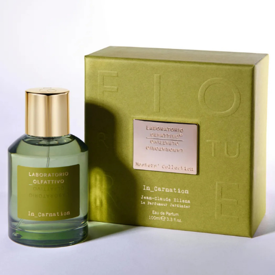 Laboratorio Olfattivo IN_CARNATION Eau de Parfum mit olivgrünem Flakon und passender Duftbox im minimalistischen Design, erhältlich bei scent amor.