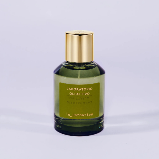Laboratorio Olfattivo IN_CARNATION Eau de Parfum, eleganter olivgrüner Flakon mit goldener Verschlusskappe vor hellem Hintergrund inszeniert, erhältlich bei scent amor.