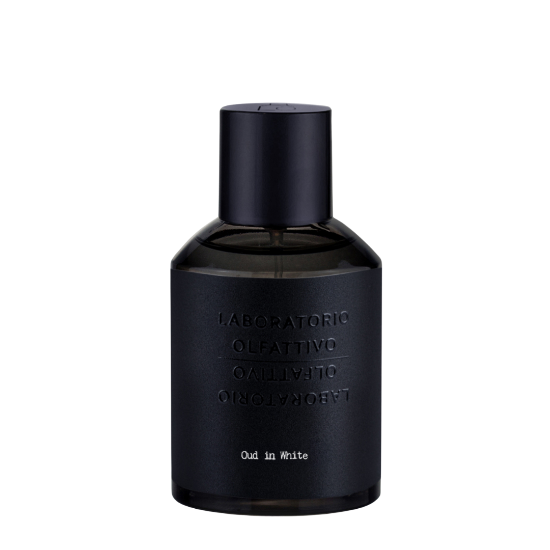 Laboratorio Olfattivo Oud in White Eau de Parfum, minimalistischer dunkler Flakon mit klarer Typografie, elegante Nischenduft-Ästhetik, erhältlich bei scent amor.