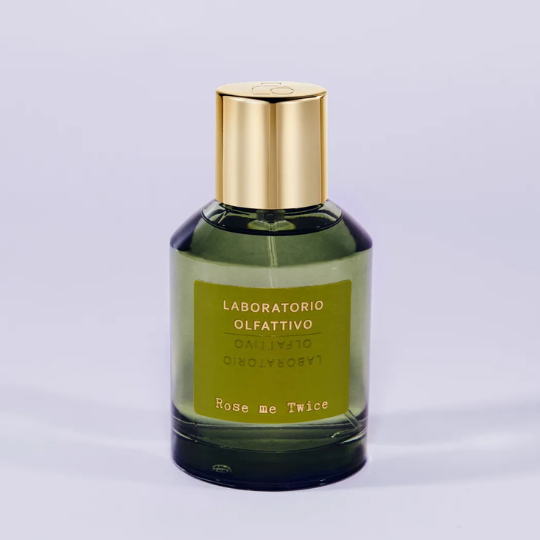 Laboratorio Olfattivo Rose Me Twice Eau de Parfum, eleganter olivgrüner Flakon mit goldener Verschlusskappe vor hellem Hintergrund inszeniert, erhältlich bei scent amor.
