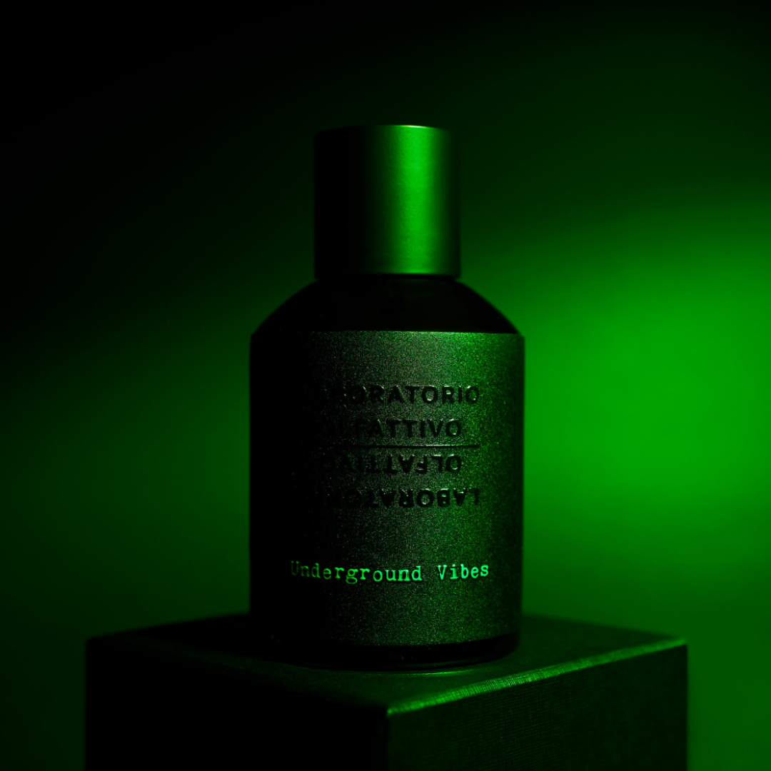 inszenierter Flakon von dem Eau de Parfum Underground Vibes von Laboratorio Olfattivo in grünem Licht, intensiver Duft mit feuchten Erdnoten, pflanzlicher Dunkelheit und Untergrund-Charakter, erhältlich bei scent amor.