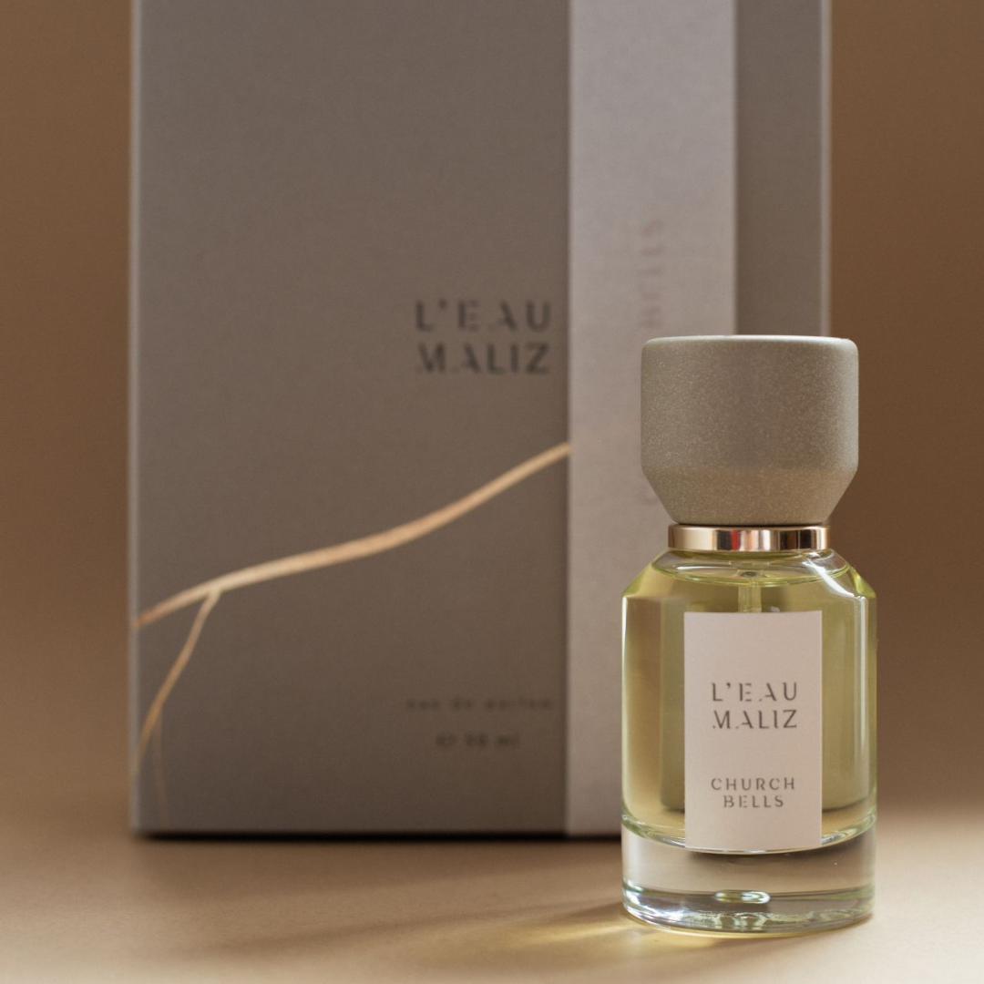 L’Eau Maliz Church Bells Eau de Parfum, Flakon vor originaler Verpackung präsentiert, harmonisches Gesamtbild, erhältlich bei scent amor.