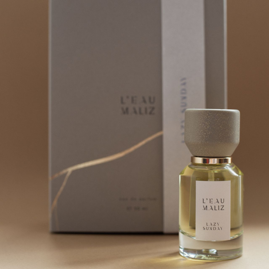 L’Eau Maliz Lazy Sunday Eau de Parfum, Flakon mit Verpackung in minimalistischer Box-Inszenierung, erhältlich bei scent amor.